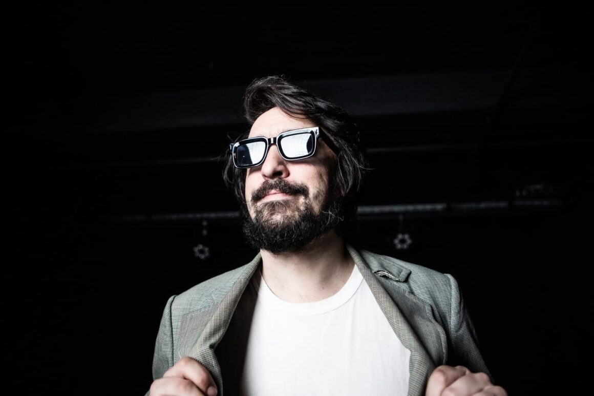 Gonzalo Gamallo edita un disco "un poco raro" - El cantautor, guitarrista y productor musical Gonzalo Gamallo, reconocido por ser el fundador de La Joven Guarrior, lanza su tercer disco titulado "Cuartos", una obra que combina rock, pop y elementos más experimentales. Gonzalo Gamallo. Foto de prensa