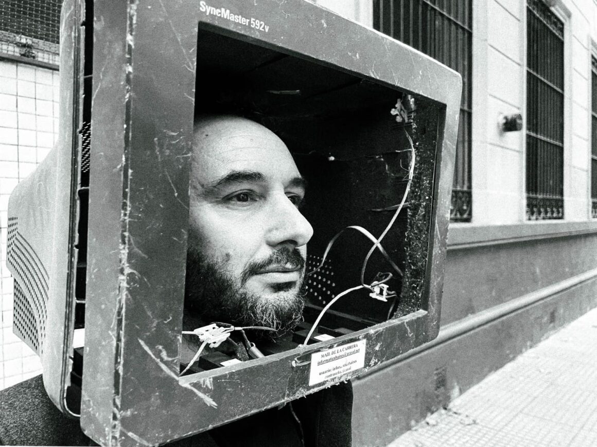 La Sombra del Conejo: “Es un constante aprender” - Las dos obras salen de un mismo y largo proceso de producción y grabación de un montón de canciones que se dio durante todo 2022 y principios de 2023. En ese universo caótico de melodías y letras llegó el momento de encontrar conceptos unificadores. Ahí fue que canciones que venían de momentos previos a la pandemia y otras muy actuales se fueron encontrando. “Fabulaciones” se fundió en un universo mágico que daba lugar a la idea que queríamos presentar con La Sombra del Conejo y en “Hambre” se encontraron las canciones que identifican más a la banda en vivo. La Sombra del Conejo