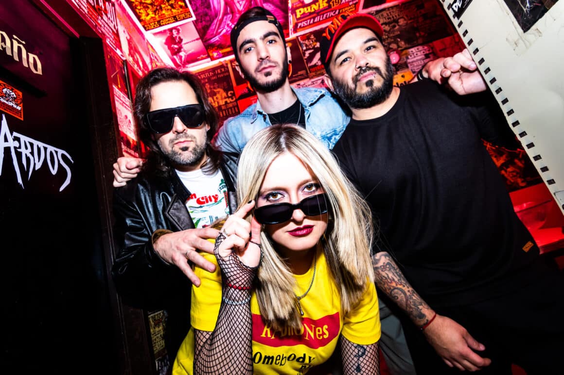 Stifler's Mom: “Será un show muy trabajado, para que la sintonía con el público esté amalgamada" - Stifler's Mom es una banda que combina texturas pesadas con blues y soft rock. Desde la lírica, hace eco de un mensaje profundo de conciencia en todos los planos de la vida, social e individual. Durante el último tiempo ingresa al estudio El conventillo para grabar "Paradise", un disco con versiones en inglés y canciones que, a nivel literario, están compuestas en ese idioma. Otro motivo para celebrar es su incorporación al sello Muzzle Records de los Ángeles (EE.UU.).La formación está integrada por Melissa Jiménez Plazas (voz) Cristian Pueblas (guitarra) Avelino Tachella (batería) y Matías Machuca (bajo). Stifler's Mom