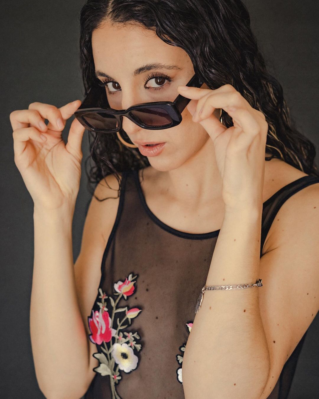 "El refugio" de Ilenia - La cantante y compositora Ilenia, de raíces argentino-uruguayas pero nacida en Italia, ha lanzado su primer álbum titulado "El refugio", una obra que se distingue por su enfoque conceptual y su fuerte compromiso político. Ilenia. Foto: @lupe.chang
