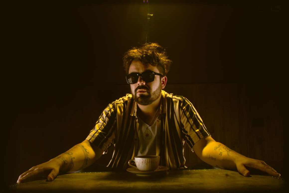 Juan Grumberg: “Los besos de miel son fundamentales en la vida del mundo” - "Los besos de miel" toman forma de álbum y se trasladan a lo largo de siete canciones, unidas por lo genuino del proceso compositivo y la diversidad musical que las atraviesa. Juan Grumberg pone mucha atención a la grabación, mezcla y mastering; esto da como resultado un crecimiento notable y, en charla con Rock.com.ar, profundiza al respecto. Juan Grumberg