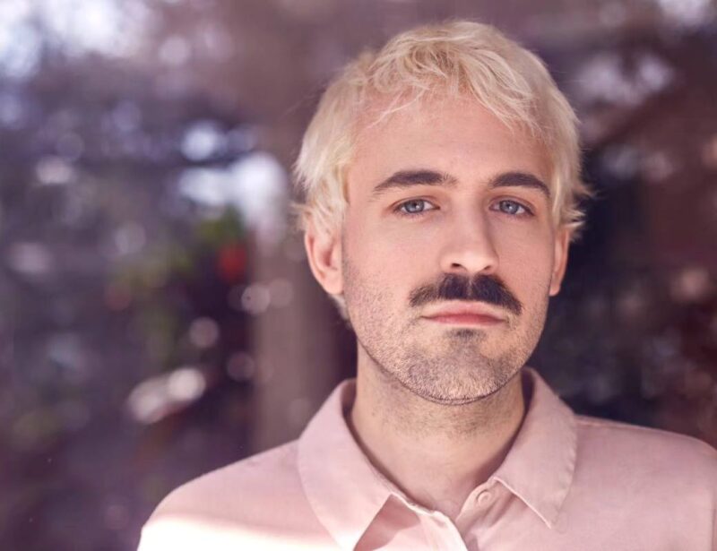 Nahuel Briones - Nahuel Briones es un joven compositor, arreglador, productor y cantante argentino, y uno de los referentes de la escena indie de Buenos Aires. Nahuel Briones