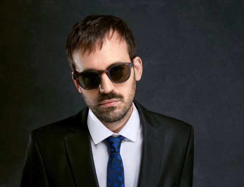 Nahuel Briones - Nahuel Briones es un joven compositor, arreglador, productor y cantante argentino, y uno de los referentes de la escena indie de Buenos Aires. Nahuel Briones