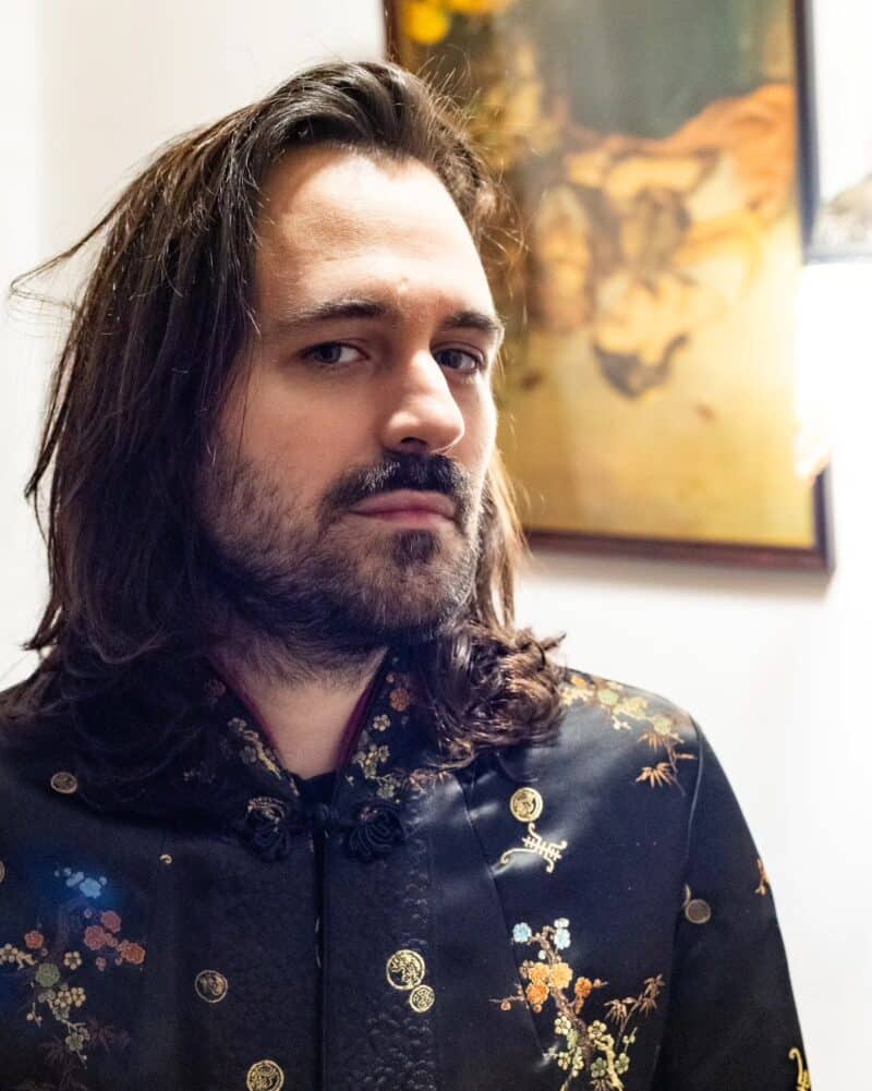 Nahuel Briones - Nahuel Briones es un joven compositor, arreglador, productor y cantante argentino, y uno de los referentes de la escena indie de Buenos Aires. Nahuel Briones