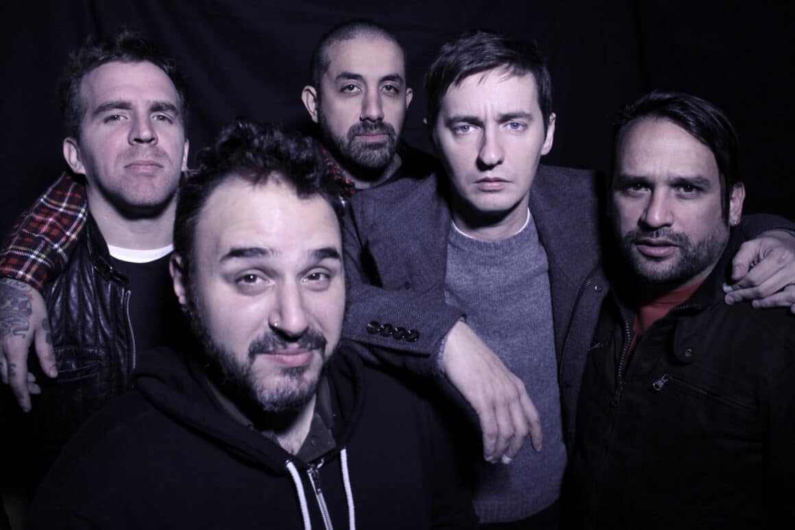 Shaila - Shaila nació a comienzos de 1994 en el barrio porteño de Flores. Aquella formación original estaba integrada por Yasser en guitarra, Joaquín en la voz, Pablo en bajo y Arturo en batería. A los pocos meses, Alejo reemplazó a Arturo. Shaila. Foto: Peko Docimo