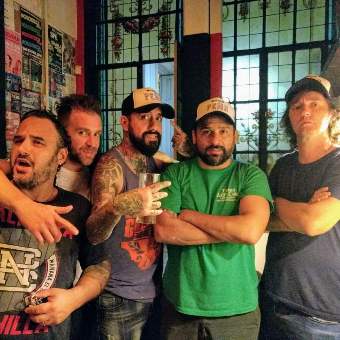 Shaila - Shaila nació a comienzos de 1994 en el barrio porteño de Flores. Aquella formación original estaba integrada por Yasser en guitarra, Joaquín en la voz, Pablo en bajo y Arturo en batería. A los pocos meses, Alejo reemplazó a Arturo. Shaila