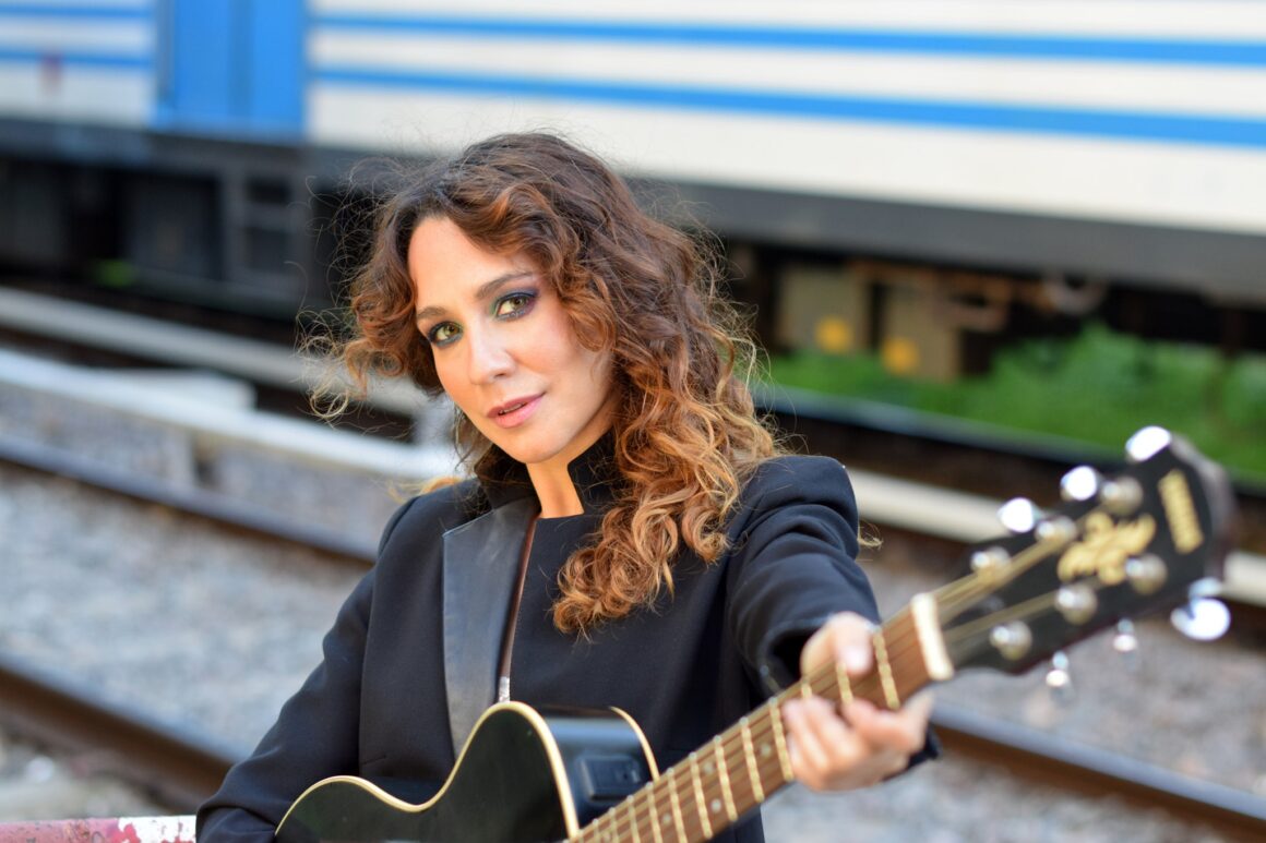Daniela Herrero - Durante el mes de junio, comenzó a grabar demos con su banda en los estudios El Pie bajo la producción de Zeta Bosio (ex bajista de Soda Stereo). Con todo el material seleccionado bajo el brazo, Daniela viajó a España en el mes de noviembre junto a parte de su banda. Allí, en Madrid, comenzó la grabación de su álbum debut. Bajo la producción de Alejo Stivel y la participación de importantes músicos como Fernando Lupano en guitarra y Fernando Samalea en batería (quienes integraron la banda de Charly García), Daniela Herrero volcó en ese disco todo su profesionalismo, incluyendo en el mismo dos temas de su propia autoría: "Como un demonio" y "Aún tu nombre". Aquel trabajo estuvo compuesto por doce temas que navegaban por diferentes ritmos musicales (blues, rock y pop), además de contar con autores de renombre como Fena, Coti Sorokin y Mavi Díaz (Viuda e Hijas de Roque Enroll), quien también participó en la grabación como arregladora, programadora, vocal coaching y arreglos de voces. Los músicos que la acompañaron en vivo en ese entonces fueron Marcelo Mira en batería (Memphis, Los Guarros), Fernando Duró en guitarra (Blacanblues), Gonzalo Serrano en bajo (Blacanblues, Amadeus) y Diego Occhipinti en teclados (Javier Calamaro, Los Guarros). 131928204 10158786156404220 1397742575199857129 n