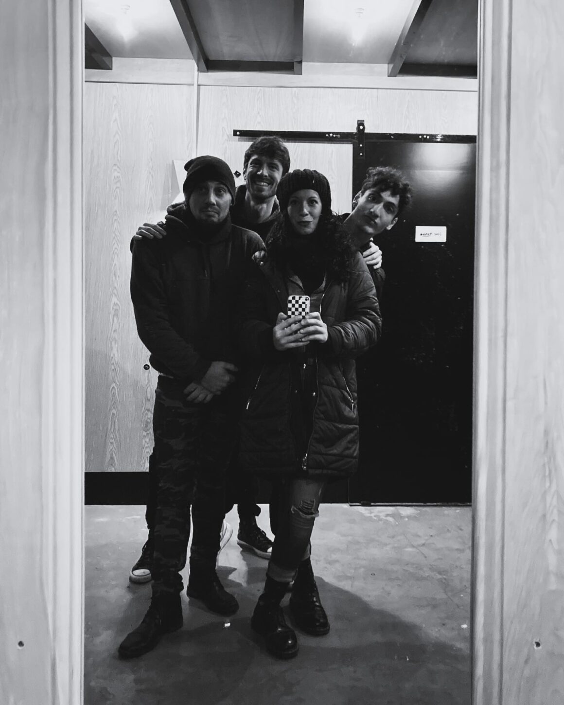 Cuatro Tres Dos - Cuatro Tres Dos editó su álbum debut "Animé" en diciembre de 2014 de forma totalmente independiente con la participación de Hernán García (bajista, compositor y productor de O’Connor) como ingeniero y productor en conjunto con la banda. La masterización fue del prestigioso Mario Breuer. Cuatro Tres Dos