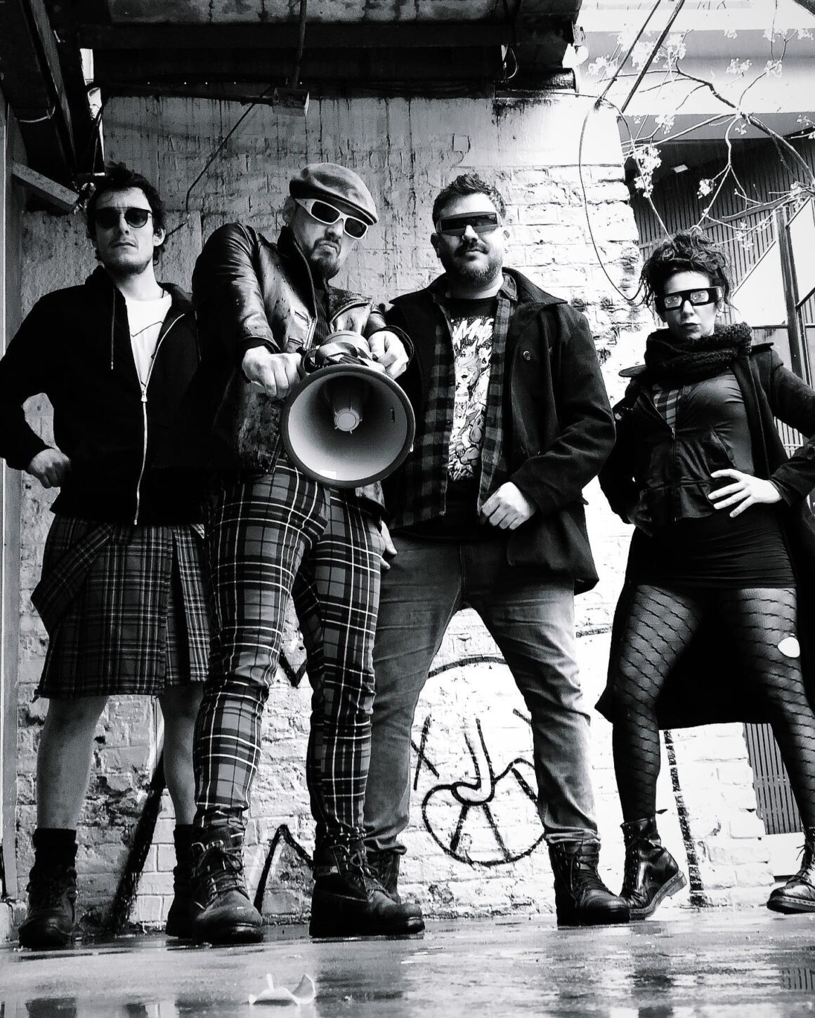 Cuatro Tres Dos - Cuatro Tres Dos editó su álbum debut "Animé" en diciembre de 2014 de forma totalmente independiente con la participación de Hernán García (bajista, compositor y productor de O’Connor) como ingeniero y productor en conjunto con la banda. La masterización fue del prestigioso Mario Breuer. Cuatro Tres Dos