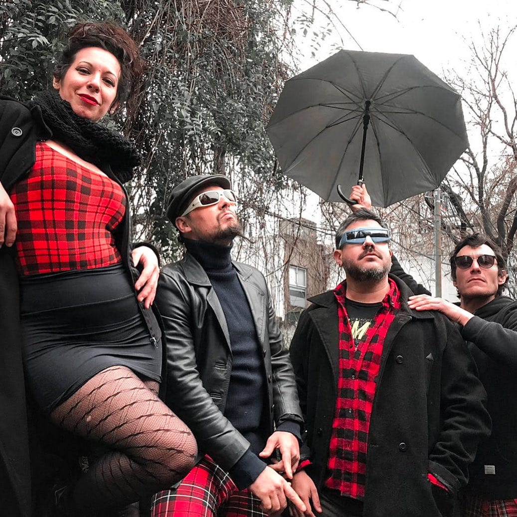 Cuatro Tres Dos - Cuatro Tres Dos editó su álbum debut "Animé" en diciembre de 2014 de forma totalmente independiente con la participación de Hernán García (bajista, compositor y productor de O’Connor) como ingeniero y productor en conjunto con la banda. La masterización fue del prestigioso Mario Breuer. Cuatro Tres Dos