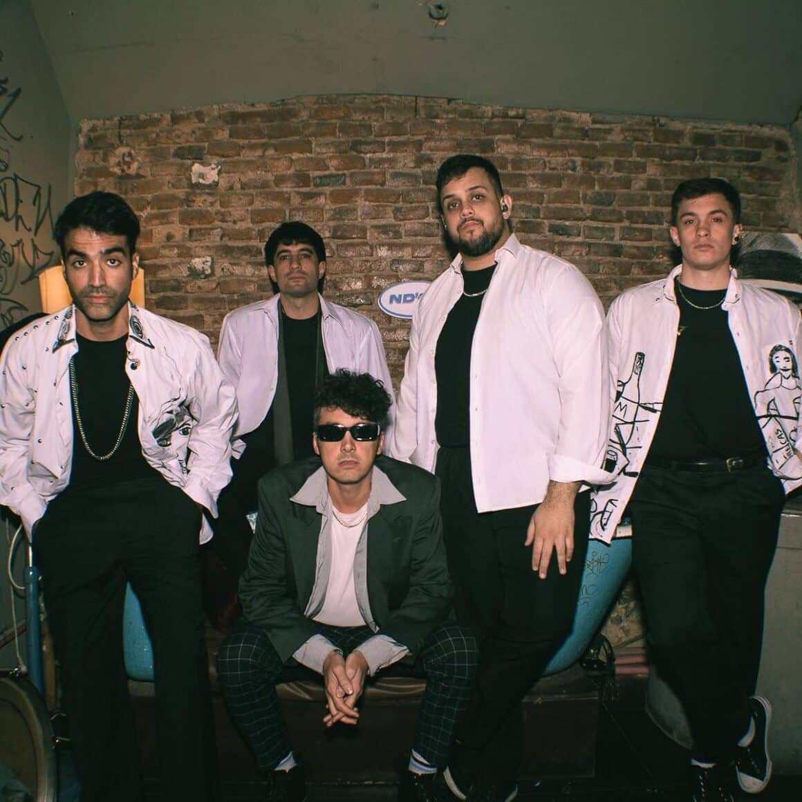 Muñecas - Muñecas, que comenzó llamándose Muñecas Rusas en 2012, nació con la idea de un sonido rockero y filoso, presentando un disco homónimo, en 2017, editado en formato digital y físico, a través del sello de Pop Art, Geiser Discos. 447967541 855741616373927 2814684511087135055 n