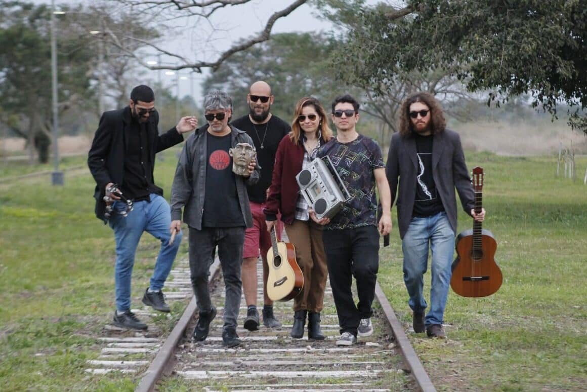 Cumulus: “Creemos haber logrado una mayor claridad conceptual” - “Siempre buscamos sacar discos y ensayar y tocar en vivo por el mero gusto y las ganas de producir música –explica Nicolás Frank (cantante y guitarrista de Cumulus-. Con este álbum hubo un resurgimiento luego de un parate a raíz de la ida de un par de integrantes, de modo que dicho tiempo sirvió tanto para dar forma a las canciones como para exacerbar esas ganas. En un sentido artístico, buscamos plasmar una idea de canción algo más concisa y directa en relación a nuestros discos anteriores, en los cuales predominaban los extensos momentos de psicodelia instrumental y las improvisaciones”. Cumulus