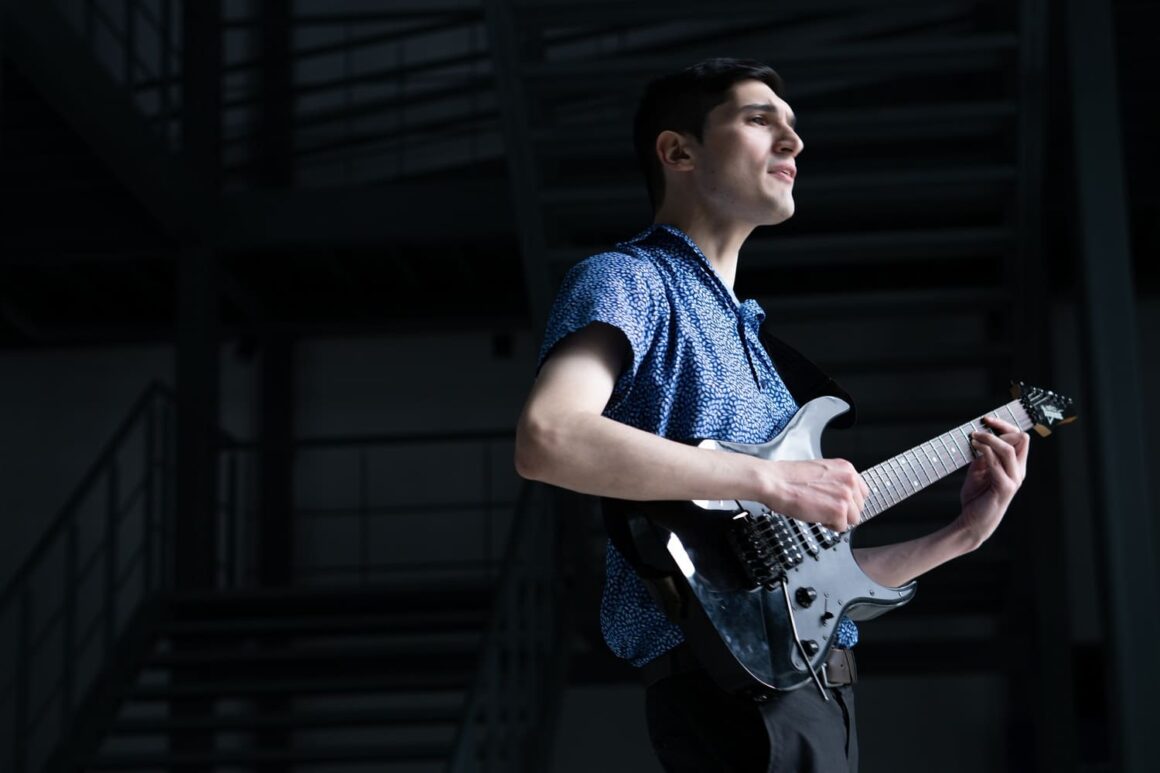 Matías Zilberberg: “La canción busca representar la rebeldía y la resistencia” - “La canción busca representar la rebeldía y la resistencia ante un mundo que se encarga de presionar y amoldar a las personas a su gusto, poniendo en jaque los deseos y los sueños de uno como individuo”, explica Matías Zilberberg. Matias Zilberberg