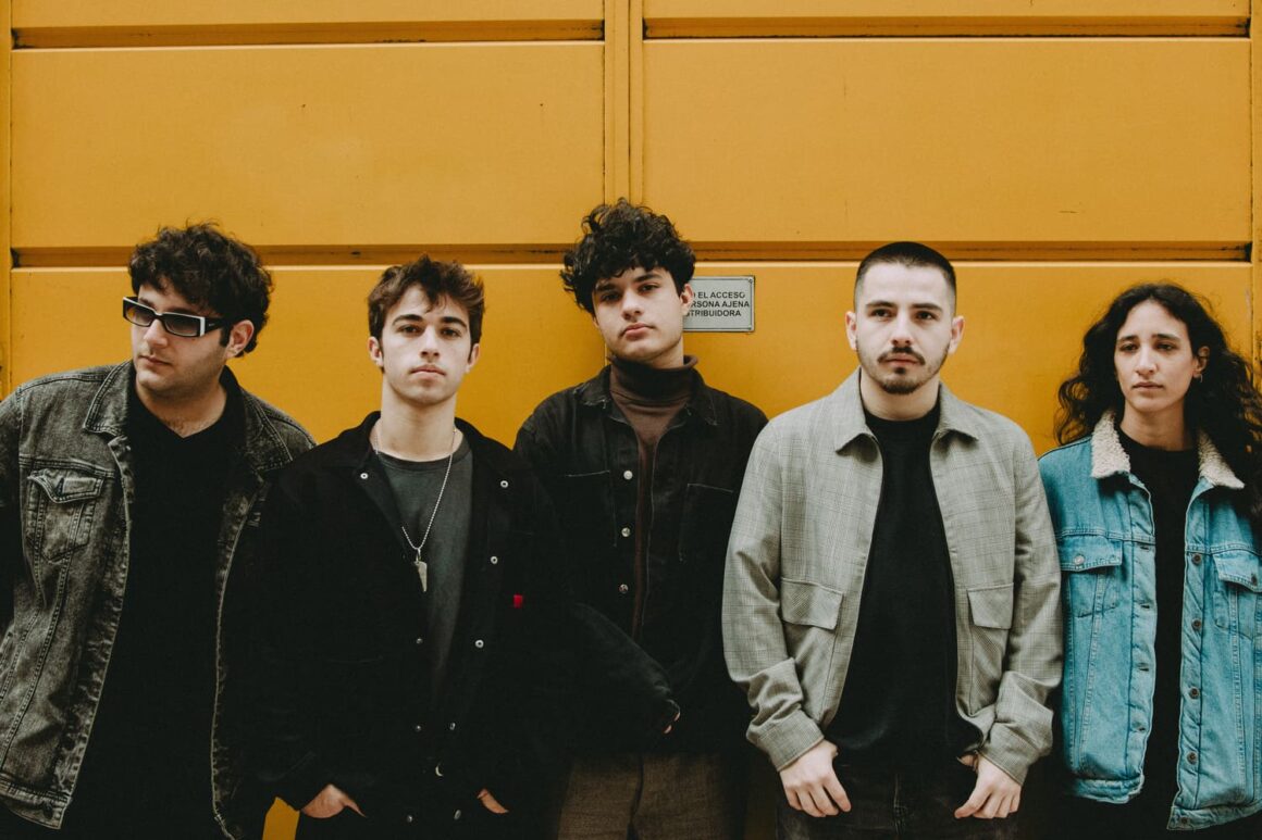 "Alucinación", el segundo disco de Posguerra - La banda porteña Posguerra presenta su segundo álbum, "Alucinación", una obra que explora la complejidad de la vida moderna, donde la realidad y la fantasía se entrelazan en la búsqueda de algo más profundo. Posguerra. Foto de prensa