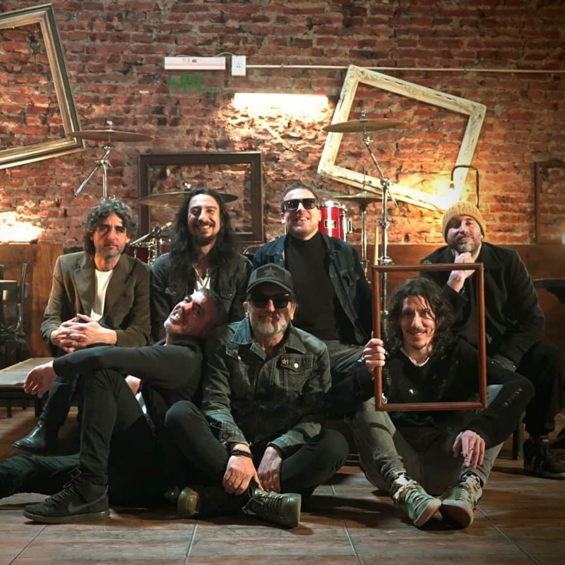 De Mataderos a Vorterix: el camino de Andando Descalzo - Andando Descalzo ha recorrido un largo camino desde sus inicios. Hoy presentan "Paradójico", un disco que refleja su evolución musical y personal, sin olvidar su conexión con el barrio y su compromiso con causas sociales. Andando Descalzo. Foto de prensa