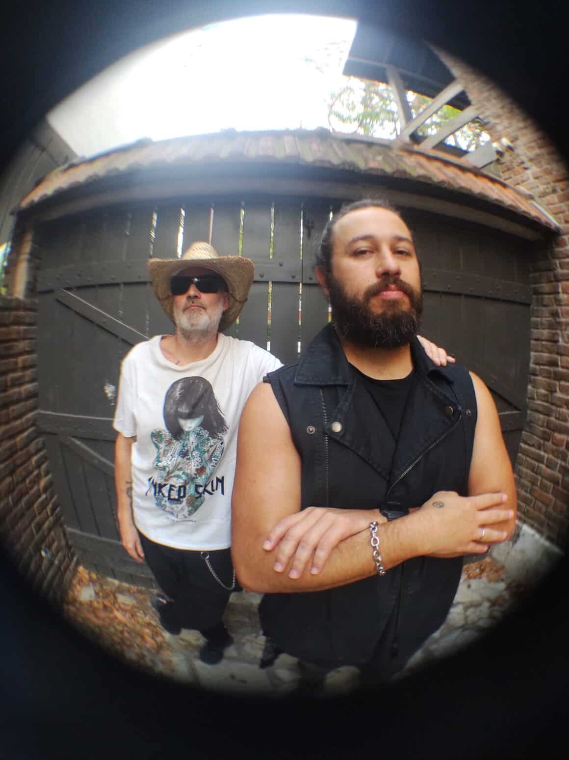Ararat - Su segundo disco, "Ararat II", con sonidos crudos y largos pasajes instrumentales, propone a través de nuevas y diversas texturas, mucha potencia y quizá hasta un poco de fuerza bruta que va de la mano con una artística más real, gestando lo que podría catalogarse como una banda de rock del fin del mundo. La columna vertebral del álbum está en los tres temas de bajo y batería y, a diferencia del disco anterior, las letras cuentan historias o, simplemente, describen una realidad común que se desangra al cantar. Grabado por: Sergio Ch. en Guitarra criolla, bajo, piano y voz y Alfredo Felitte en bateria y theremin; también participaron de la grabación Santiago Chotsourian en Piano y Haien Qiu en voces. ararat 4