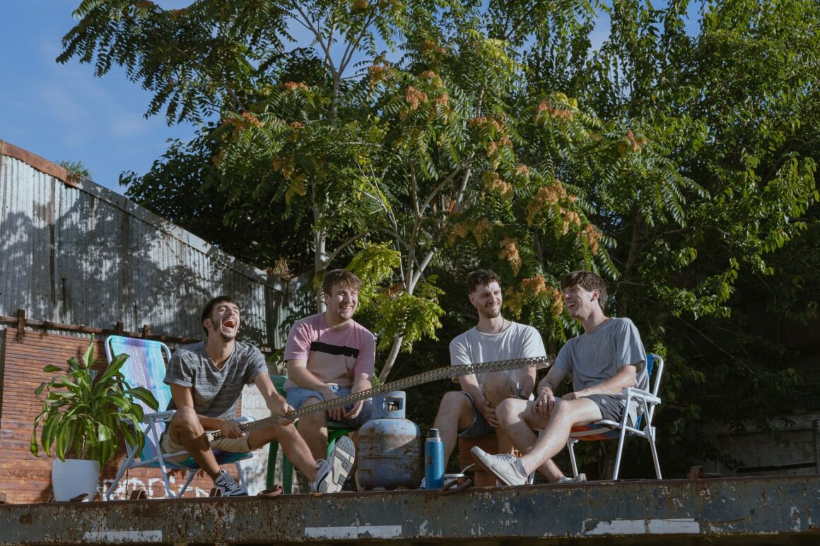 "Superhecho", lo nuevo de los platenses Buendía - Aunque mantiene su característico estilo pop-rock, en este nuevo trabajo los Buendía exploran sonidos más cercanos al indie y la música digital, alineándose con la escena musical en constante evolución de La Plata. Buendía