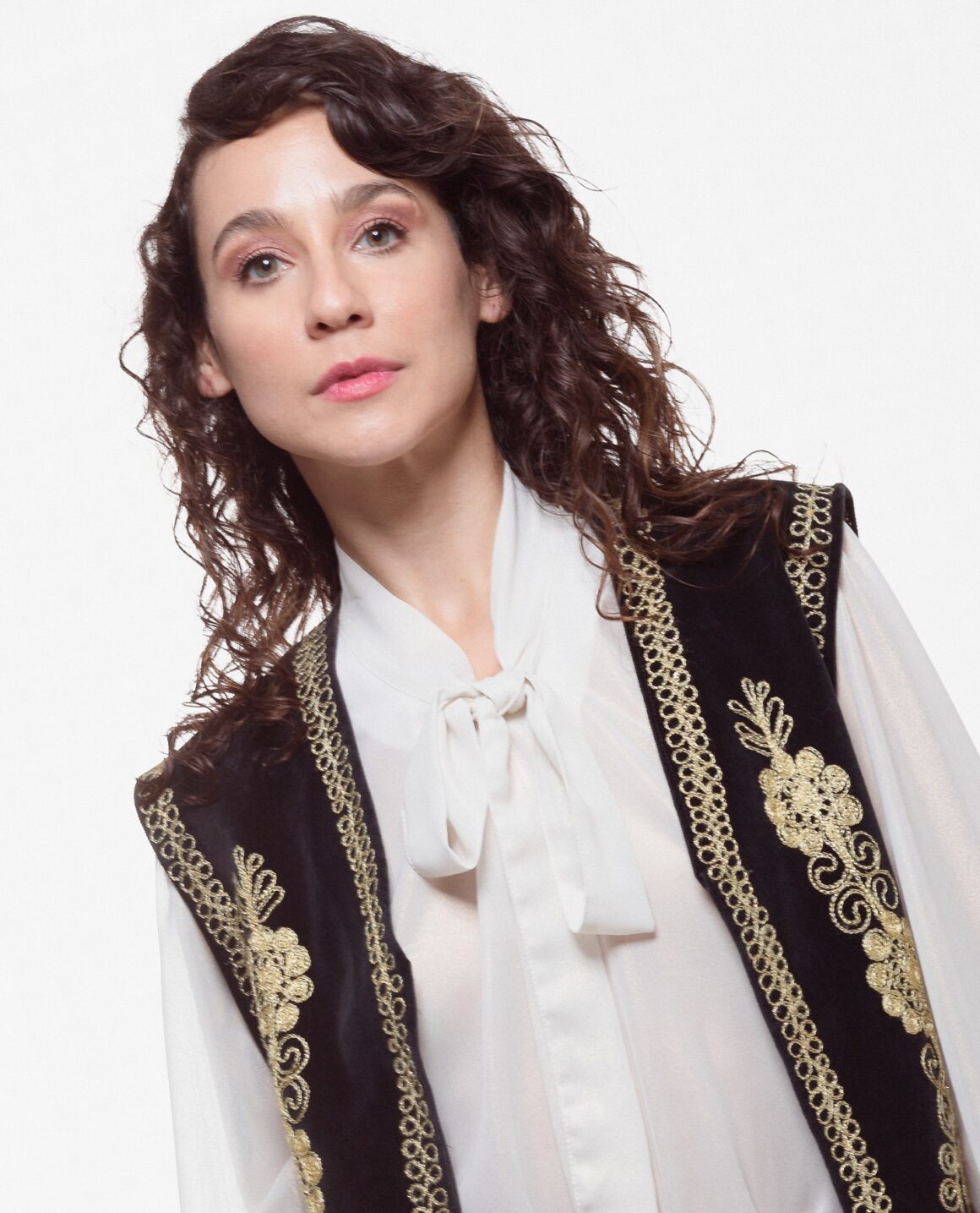 Daniela Herrero - Durante el mes de junio, comenzó a grabar demos con su banda en los estudios El Pie bajo la producción de Zeta Bosio (ex bajista de Soda Stereo). Con todo el material seleccionado bajo el brazo, Daniela viajó a España en el mes de noviembre junto a parte de su banda. Allí, en Madrid, comenzó la grabación de su álbum debut. Bajo la producción de Alejo Stivel y la participación de importantes músicos como Fernando Lupano en guitarra y Fernando Samalea en batería (quienes integraron la banda de Charly García), Daniela Herrero volcó en ese disco todo su profesionalismo, incluyendo en el mismo dos temas de su propia autoría: "Como un demonio" y "Aún tu nombre". Aquel trabajo estuvo compuesto por doce temas que navegaban por diferentes ritmos musicales (blues, rock y pop), además de contar con autores de renombre como Fena, Coti Sorokin y Mavi Díaz (Viuda e Hijas de Roque Enroll), quien también participó en la grabación como arregladora, programadora, vocal coaching y arreglos de voces. Los músicos que la acompañaron en vivo en ese entonces fueron Marcelo Mira en batería (Memphis, Los Guarros), Fernando Duró en guitarra (Blacanblues), Gonzalo Serrano en bajo (Blacanblues, Amadeus) y Diego Occhipinti en teclados (Javier Calamaro, Los Guarros). Daniela Herrero