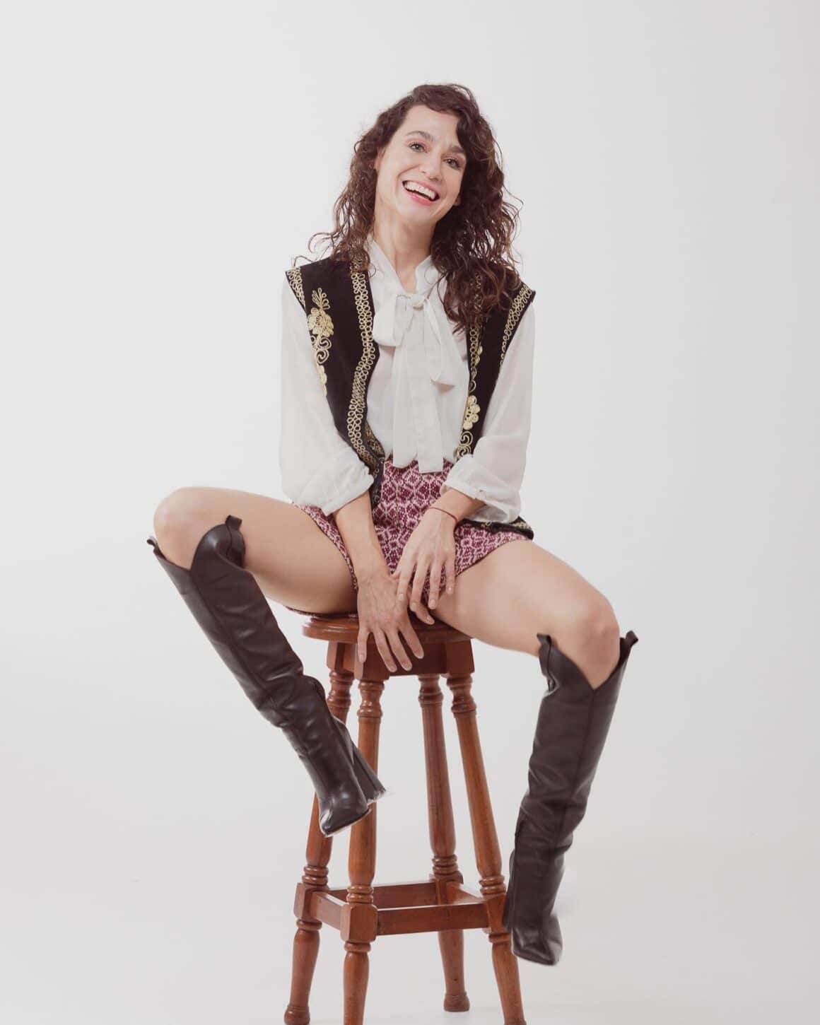 Daniela Herrero - Durante el mes de junio, comenzó a grabar demos con su banda en los estudios El Pie bajo la producción de Zeta Bosio (ex bajista de Soda Stereo). Con todo el material seleccionado bajo el brazo, Daniela viajó a España en el mes de noviembre junto a parte de su banda. Allí, en Madrid, comenzó la grabación de su álbum debut. Bajo la producción de Alejo Stivel y la participación de importantes músicos como Fernando Lupano en guitarra y Fernando Samalea en batería (quienes integraron la banda de Charly García), Daniela Herrero volcó en ese disco todo su profesionalismo, incluyendo en el mismo dos temas de su propia autoría: "Como un demonio" y "Aún tu nombre". Aquel trabajo estuvo compuesto por doce temas que navegaban por diferentes ritmos musicales (blues, rock y pop), además de contar con autores de renombre como Fena, Coti Sorokin y Mavi Díaz (Viuda e Hijas de Roque Enroll), quien también participó en la grabación como arregladora, programadora, vocal coaching y arreglos de voces. Los músicos que la acompañaron en vivo en ese entonces fueron Marcelo Mira en batería (Memphis, Los Guarros), Fernando Duró en guitarra (Blacanblues), Gonzalo Serrano en bajo (Blacanblues, Amadeus) y Diego Occhipinti en teclados (Javier Calamaro, Los Guarros). Daniela Herrero