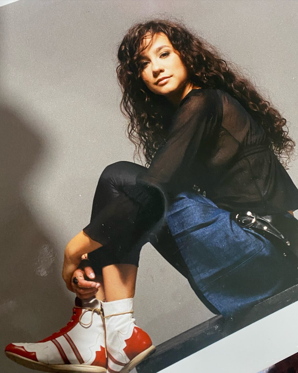 Daniela Herrero - Durante el mes de junio, comenzó a grabar demos con su banda en los estudios El Pie bajo la producción de Zeta Bosio (ex bajista de Soda Stereo). Con todo el material seleccionado bajo el brazo, Daniela viajó a España en el mes de noviembre junto a parte de su banda. Allí, en Madrid, comenzó la grabación de su álbum debut. Bajo la producción de Alejo Stivel y la participación de importantes músicos como Fernando Lupano en guitarra y Fernando Samalea en batería (quienes integraron la banda de Charly García), Daniela Herrero volcó en ese disco todo su profesionalismo, incluyendo en el mismo dos temas de su propia autoría: "Como un demonio" y "Aún tu nombre". Aquel trabajo estuvo compuesto por doce temas que navegaban por diferentes ritmos musicales (blues, rock y pop), además de contar con autores de renombre como Fena, Coti Sorokin y Mavi Díaz (Viuda e Hijas de Roque Enroll), quien también participó en la grabación como arregladora, programadora, vocal coaching y arreglos de voces. Los músicos que la acompañaron en vivo en ese entonces fueron Marcelo Mira en batería (Memphis, Los Guarros), Fernando Duró en guitarra (Blacanblues), Gonzalo Serrano en bajo (Blacanblues, Amadeus) y Diego Occhipinti en teclados (Javier Calamaro, Los Guarros). Daniela Herrero