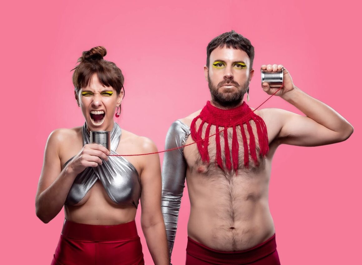 El Fin del Cuento presenta "Interferencias", un viaje sonoro entre el pop alternativo y los desencuentros - El power dúo argentino El Fin del Cuento, integrado por Yacki Lazzari y Nacho Mangione, lanza su nuevo álbum "Interferencias", una obra que explora los desencuentros y la creciente dificultad para comunicarnos en un mundo hiperconectado. El Fin del Cuento. Foto de prensa: Pablo Scavino