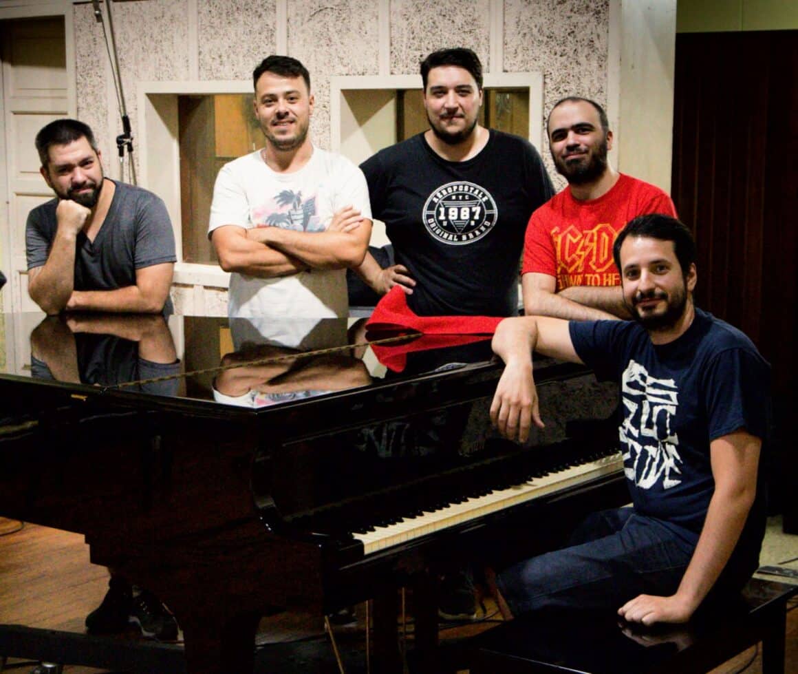 "Crónicas", el disco conceptual progresivo de Esquizoide - La banda de rock progresivo Esquizoide lanza su más reciente trabajo discográfico, Crónicas, un álbum conceptual que marca un salto de calidad y madurez en su trayectoria. Esquizoide