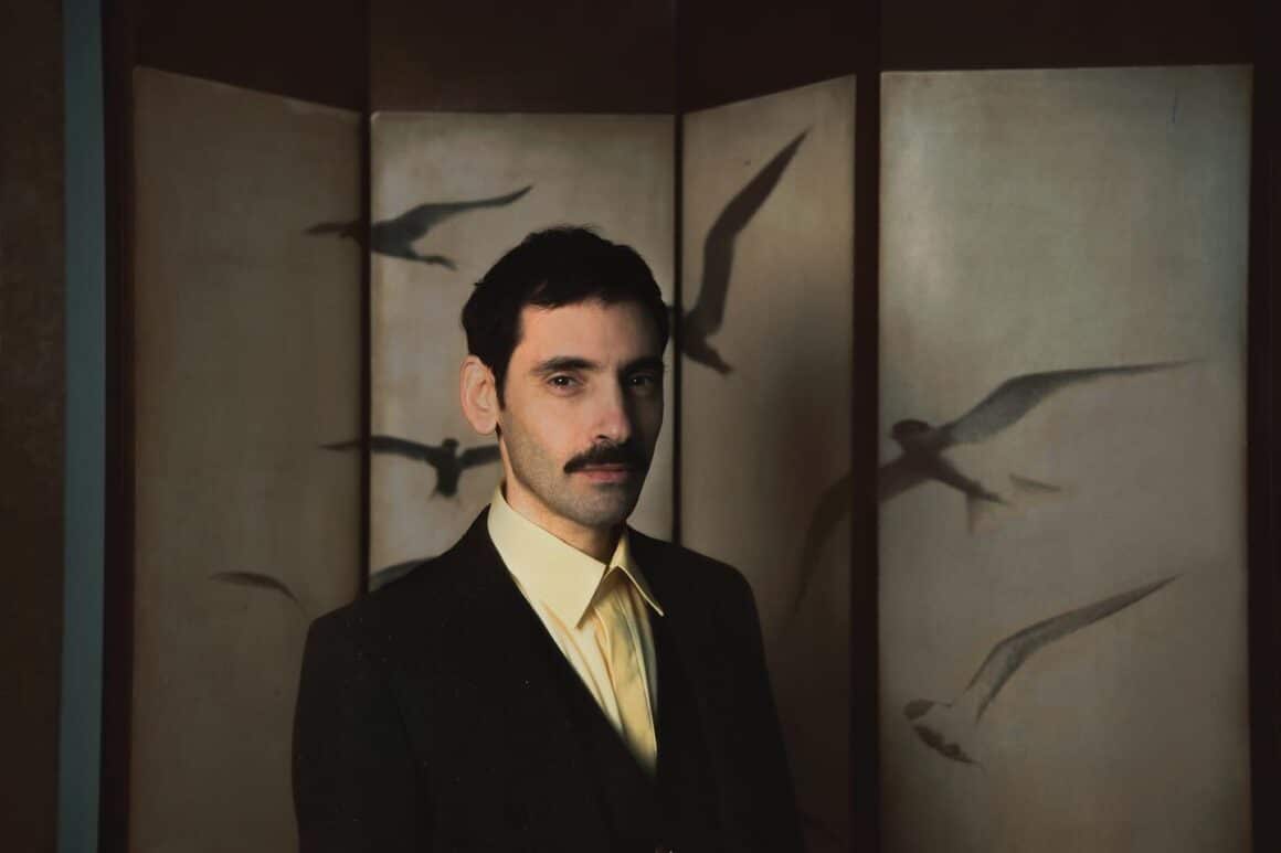 Lucio Mantel explora sus raíces en "Los ancestros", su nuevo disco - Después de cinco años de espera, Lucio Mantel presenta Los ancestros, su sexto trabajo discográfico, donde rinde homenaje a su linaje familiar a través de una exploración profunda sobre la muerte, la memoria y la trascendencia. Lucio Mantel. Foto: Daniela Pafundi