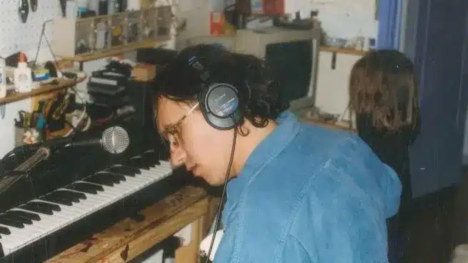 El disco inédito de Marciano Cantero - Un nuevo álbum inédito de Marciano Cantero, legendario cantante y bajista de Enanitos Verdes, será lanzado próximamente bajo el título "Marciano 2001". Este disco, grabado en solitario, contiene canciones que el músico creó en 2001, en uno de los periodos más introspectivos y experimentales de su carrera. marciano 1 1