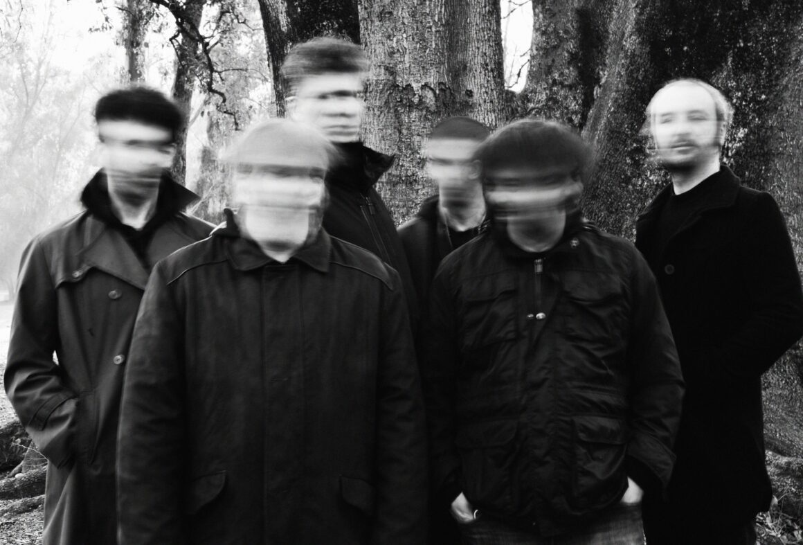 Mostruo: “Resultó un disco mucho más de laboratorio que otros" - Con cinco álbumes, un EP y diversos sencillos en su historial, la agrupación regresa a la escena para demostrar que el sentido de experimentación fomenta el desarrollo artístico, y que la experiencia sólo puede embellecer un proyecto hasta volverlo impoluto.Gestado en pandemia e interpretado por la nueva formación de Mostruo, "No morí" es una obra que destaca por su sonido potente, letras existenciales y una forma de retratar la cosmovisión platense.Con la participación especial de Carmen Sánchez Viamonte (corista y segundas voces en múltiples tracks) y de Richard Coleman, encargado de un solo de guitarra en “La mañana”.La propuesta integral combina el rock/pop clásico, las influencias de la canción argentina y los toques de blues, rock and roll y funk que acostumbra en sus trabajos. Mostruo