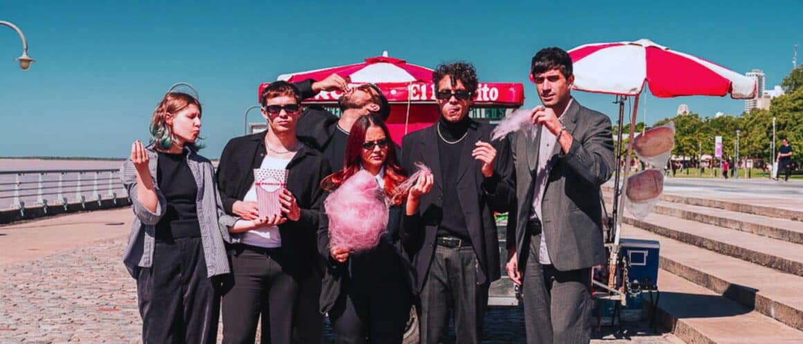 Muñecas - Muñecas, que comenzó llamándose Muñecas Rusas en 2012, nació con la idea de un sonido rockero y filoso, presentando un disco homónimo, en 2017, editado en formato digital y físico, a través del sello de Pop Art, Geiser Discos. Muñecas