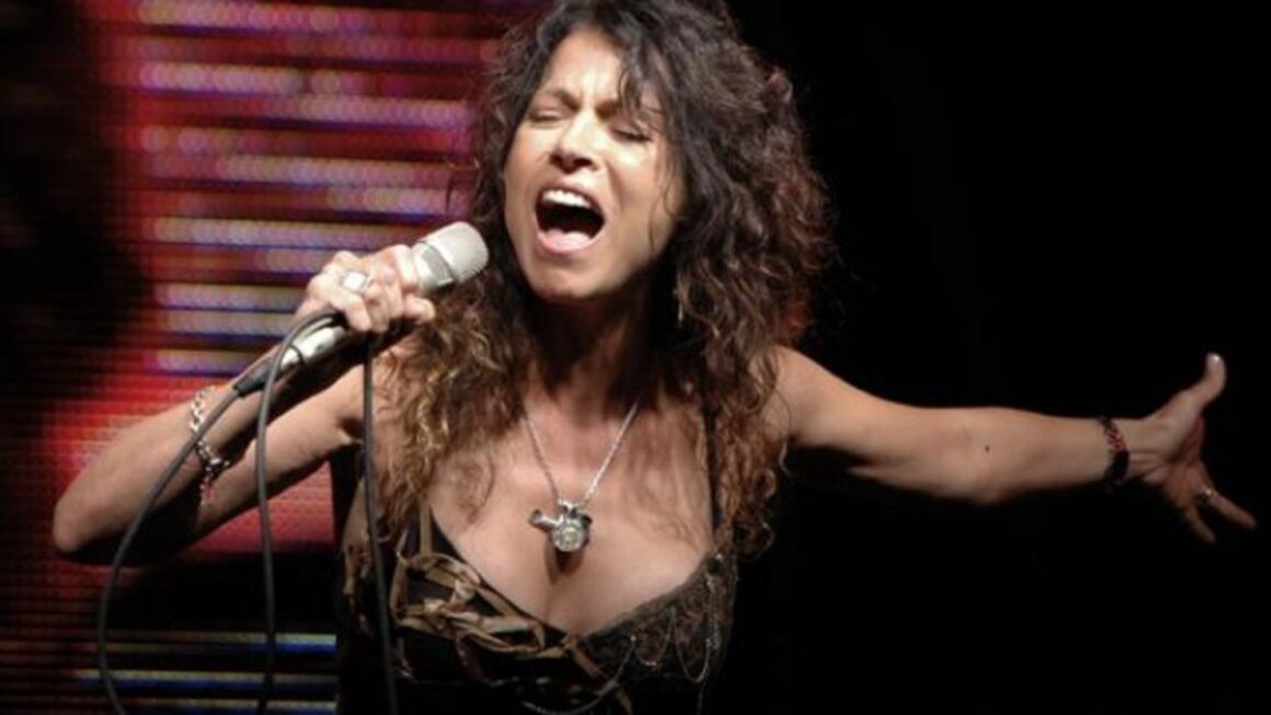 Patricia Sosa - "Toda" (2004) fue una recopilación en vivo de las catorce canciones más representativas de su carrera, desde La Torre a su etapa solista. Después de un nuevo receso en el estudio de grabación, Patricia Sosa lanzó "Lija y terciopelo" en 2007, un disco que contó con dúo con Ricardo Montaner, entre otras perlas. También se publicó en DVD. Patricia Sosa