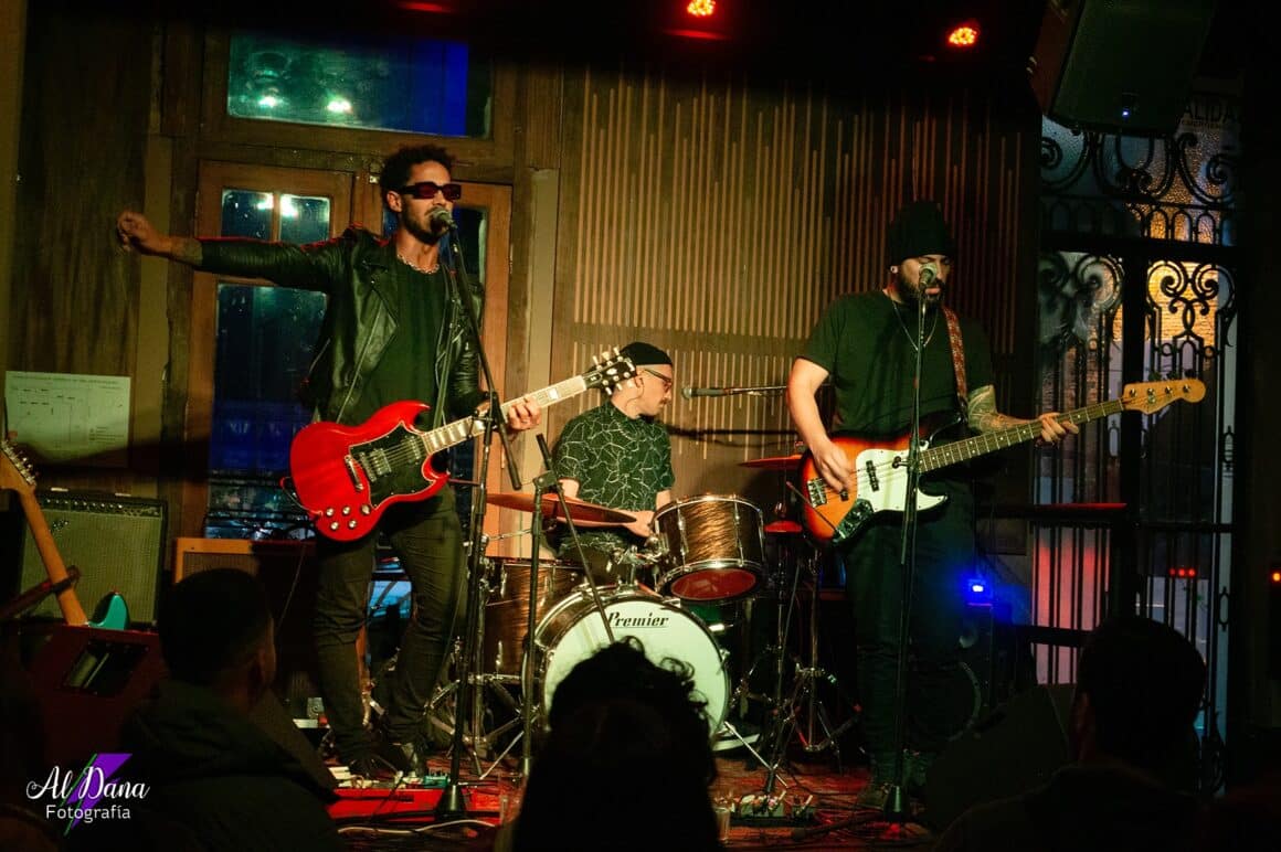 Talles espaciales - Talles Espaciales, surgió en 2015 en el barrio de Once, ese mismo año se lanza Rockbiz, editado en cassette y en todas las tiendas digitales, en dicho álbum hay una versión de No Toquen de Charly García y participa el periodista Tom Lupo, Talles espaciales