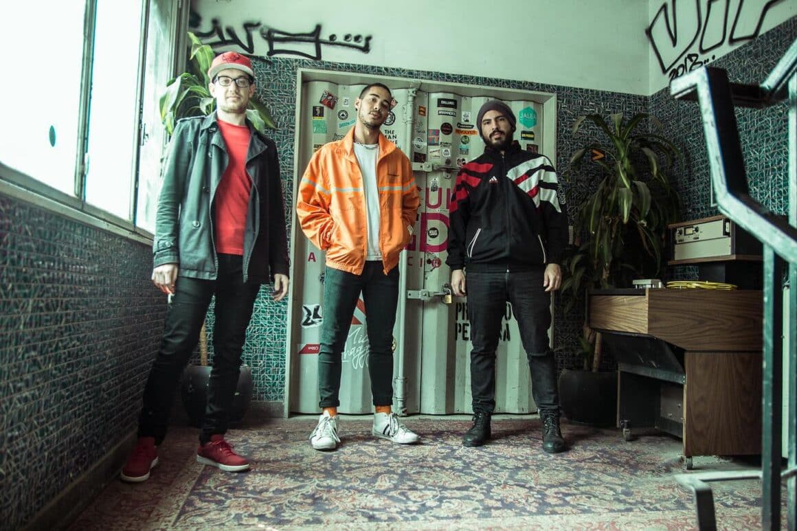 Talles espaciales - Talles Espaciales, surgió en 2015 en el barrio de Once, ese mismo año se lanza Rockbiz, editado en cassette y en todas las tiendas digitales, en dicho álbum hay una versión de No Toquen de Charly García y participa el periodista Tom Lupo, Talles espaciales