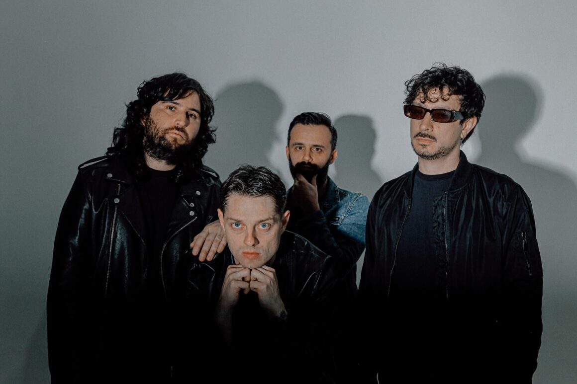Telescopios presenta su cuarto disco: una narrativa futurista de emociones - Luego de tres años de trabajo en estudio, la banda cordobesa Telescopios lanzó su esperado cuarto álbum, IV, una obra que consta de quince canciones donde una estética futurista enmarca una historia de altibajos emocionales y expectativas. telescopios