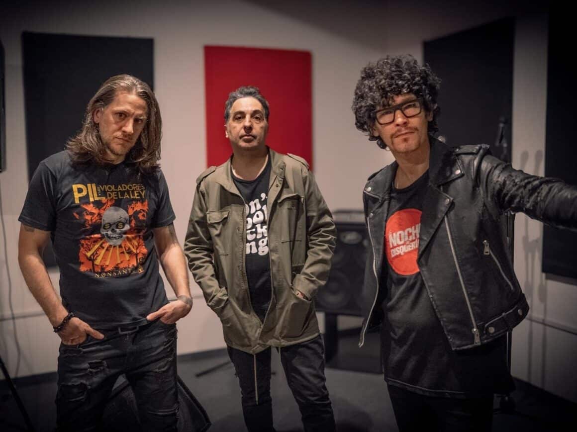 Astrománticos: “El desafío es poder mantener la esencia siendo iguales, pero distintos” - Astrománticos emerge de Buenos Aires a lo largo de la pandemia y se consolida como trio fusionando las virtudes de Diego Vieites (voz y guitarra), el Chino Galeano (bajo) y Alejo Porcellana (batería).Sus gustos por el glam rock de los 70s, britpop y el punk power pop, los motivan a trabajar en once temas propios, que finalmente son editados bajo el nombre "Volumen II". Además de estar disponibles en las plataformas habituales, pueden apreciarse a través de YouTube en formato videolyrics y Live Session.El regreso a los escenarios llega durante noviembre y diciembre, meses oportunos para hacer las presentaciones oficiales y concluir el 2024 junto al público. Astrománticos. Foto: Adriana Liébana