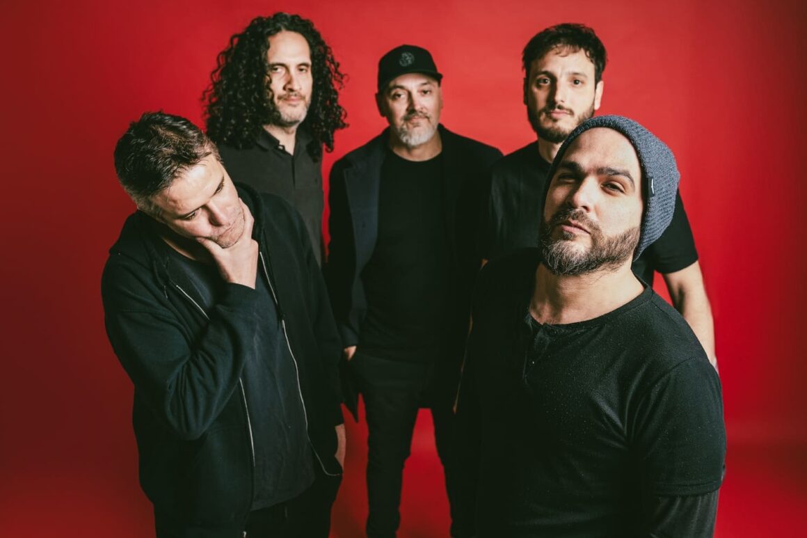 Del Mar a Marte: “Mucha experimentación sonora para encontrar sonidos que nos satisficieran” - “Es la representación del fuerte sentimiento de desesperanza, cuando crees que lo has dado todo y casi que te das por vencido, cuando se ha tocado fondo y ya sabés que de ahí no vas a pasar; y al final siempre aparece la luz al final del túnel”, define Charly Stron (cantante y guitarrista de Del Mar a Marte) a “Olas al vacío”. Del Mar a Marte