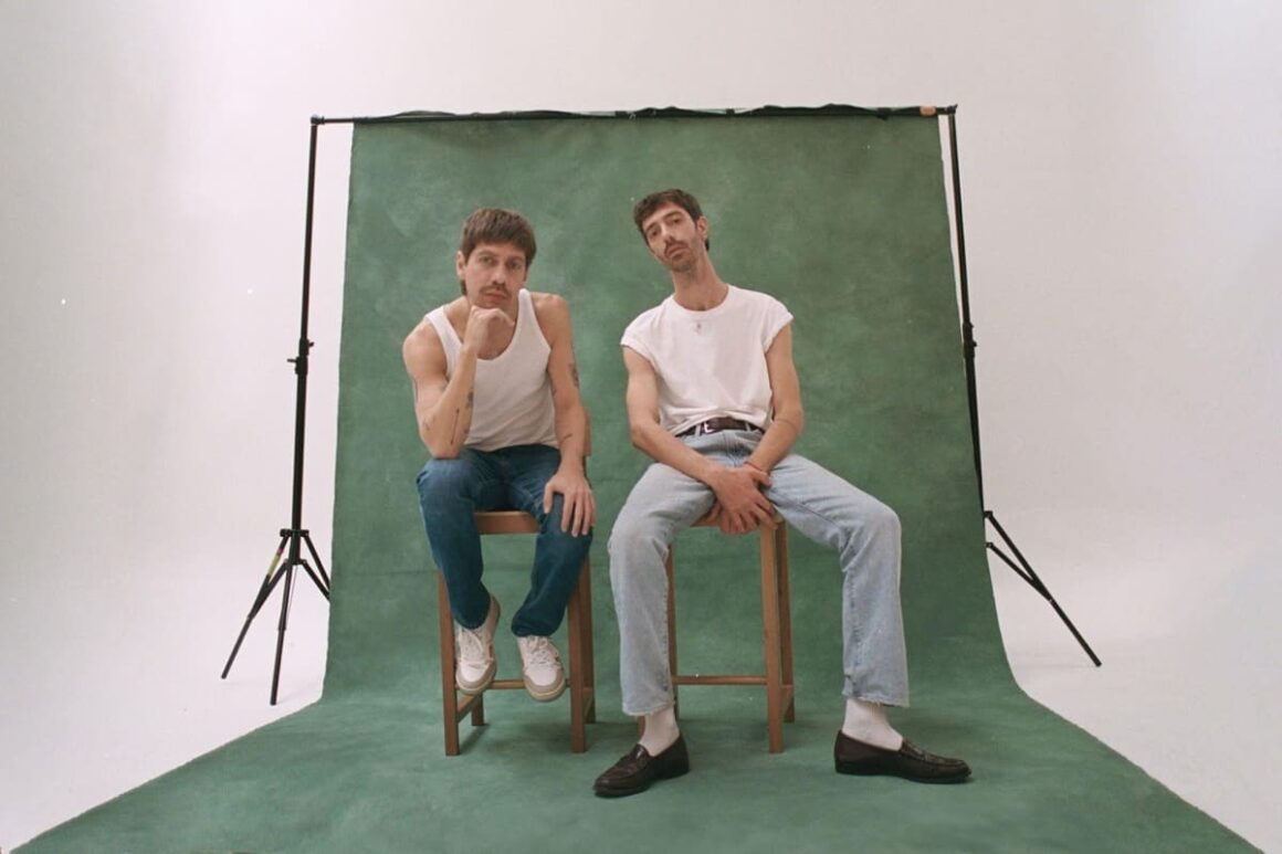 Hipnótica regresa con su cuarto disco - Tras tres años de silencio, el dúo cordobés Hipnótica lanza su cuarto álbum de estudio, una obra que refleja un renacimiento musical. Con un lanzamiento atípico, en el que las canciones fueron reveladas gradualmente, Nahuel Barbero y Hernán Ortiz han completado finalmente esta producción junto al productor Matías Cella. Este nuevo trabajo muestra una mezcla entre la hipnosis y la frescura bailable que caracteriza a la banda. Hipnótica. Foto de Pedro Negri