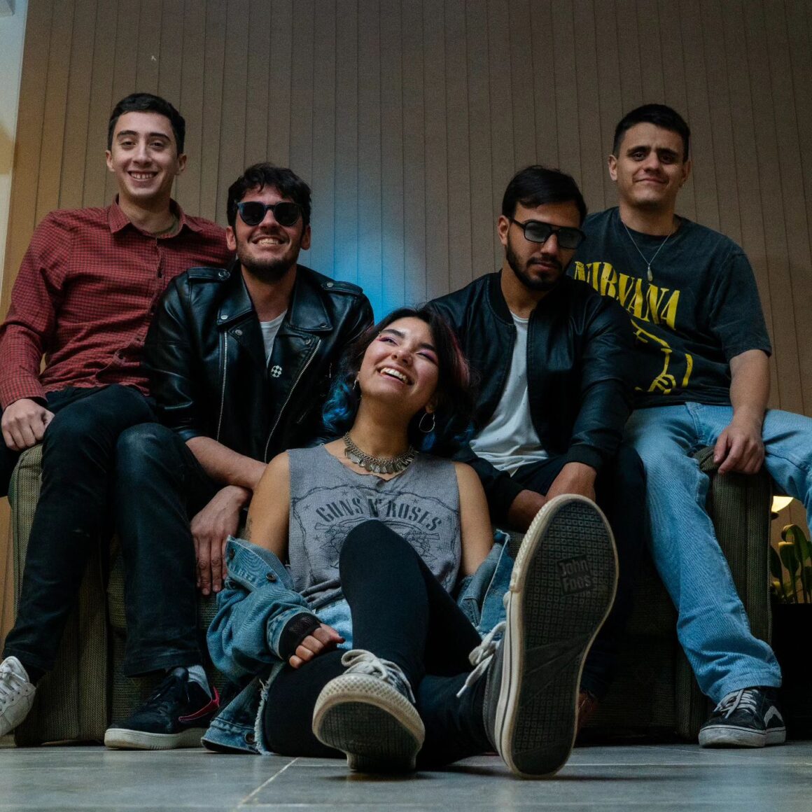 Argonautas: “Llevamos como bandera la creencia que menos es más” - “Si bien las canciones pueden interpretarse como las típicas canciones de amor hacia una persona, la verdad es que a su vez tienen trasfondo más introspectivo y tratamos de dejar un mensaje alentador –explica Franco Auad, cantante y bajista de Argonautas-. A su vez sentimos que refleja nuestro camino hacia un sonido más sólido con respecto a nuestro material anterior, por eso la idea de una “bitácora de viaje”. Argonautas. Foto de Rodrigo Danovis