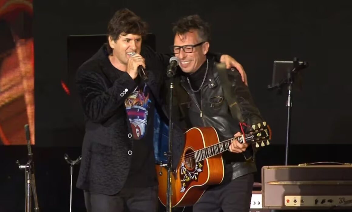 El regreso de Los Piojos: emoción, polémica y entradas agotadas - La vuelta de Los Piojos a los escenarios ha sido uno de los acontecimientos más esperados en el panorama del rock argentino. Tras 15 años de su última presentación, la banda anunció su regreso con una serie de conciertos en el Estadio Único de La Plata, que rápidamente agotaron entradas, sumando más de 350 mil espectadores para las siete fechas programadas. Sin embargo, el retorno no estuvo exento de tensiones internas y sorpresas. Ciro y Piti, en Velez 2023