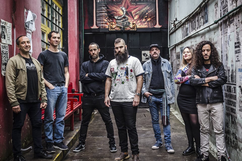 La Fernández Fierro gritó "Basta" - La Orquesta Típica Fernández Fierro acaba de lanzar su nuevo disco titulado Basta, en una etapa marcada por cambios significativos en su formación y estilo. Con Yuri Venturín al frente, no solo como director sino también como cantante, la agrupación mantiene su esencia desafiante mientras explora nuevas facetas sonoras. La Fernández Fierro. Foto: Fabio Saltarelli