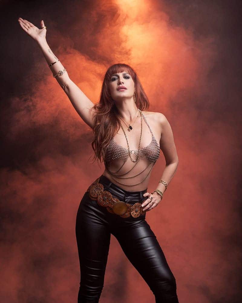 Mel Cruz lanza "Alquimia", su tercer álbum de estudio - La cantante y compositora Mel Cruz, nacida en Buenos Aires y de origen griego, presenta Alquimia, su tercer álbum de estudio, que estará disponible a partir del 24 de octubre. Con una carrera que se inició en 2016, Mel ha construido una identidad artística propia, marcada por una sofisticación sonora y un mensaje de amor hacia la humanidad, lo que la ha acercado a una amplia audiencia. Mel Cruz