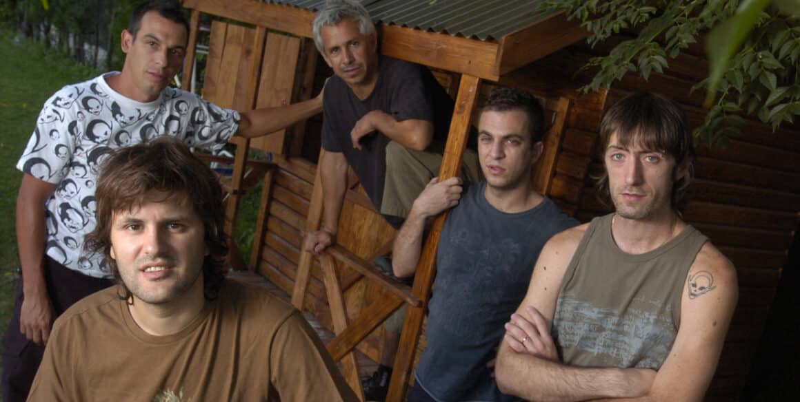El regreso de Los Piojos: emoción, polémica y entradas agotadas - La vuelta de Los Piojos a los escenarios ha sido uno de los acontecimientos más esperados en el panorama del rock argentino. Tras 15 años de su última presentación, la banda anunció su regreso con una serie de conciertos en el Estadio Único de La Plata, que rápidamente agotaron entradas, sumando más de 350 mil espectadores para las siete fechas programadas. Sin embargo, el retorno no estuvo exento de tensiones internas y sorpresas. Los Piojos, en 2006