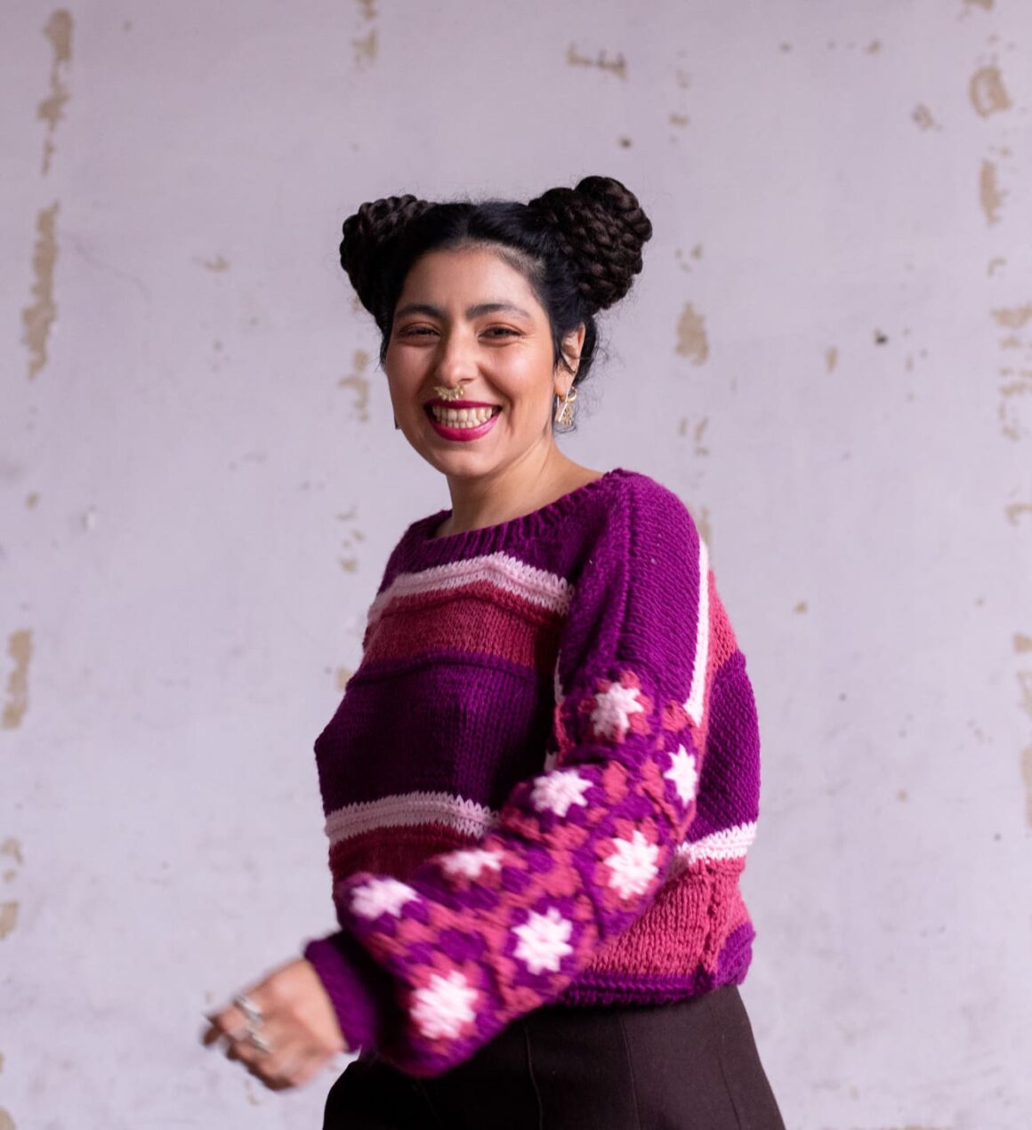 Sofía Viola - Sofía Viola nació en Lanús, sur de la provincia de Buenos Aires. Hija de un reconocido trompetista (Pollo Viola) y una bailarina, vivió su infancia en el seno de una casa musical de Remedios de Escalada y creció la junto a sus hermanos León (pianista y cantante lírico en Italia) y Víctor (electricista ferroviario, metalero e hincha de Racing). Sofía Viola