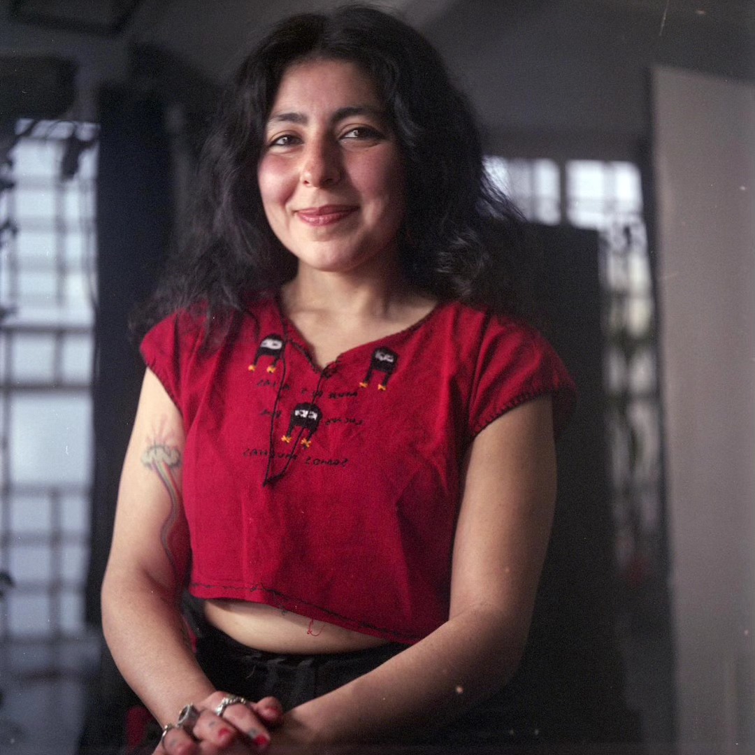 Sofía Viola - Sofía Viola nació en Lanús, sur de la provincia de Buenos Aires. Hija de un reconocido trompetista (Pollo Viola) y una bailarina, vivió su infancia en el seno de una casa musical de Remedios de Escalada y creció la junto a sus hermanos León (pianista y cantante lírico en Italia) y Víctor (electricista ferroviario, metalero e hincha de Racing). Sofía Viola. Foto: Mel Muñiz
