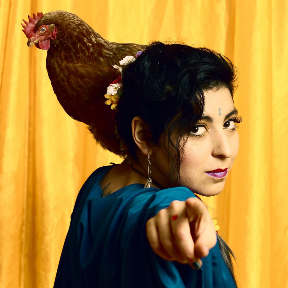 Sofía Viola - Sofía Viola nació en Lanús, sur de la provincia de Buenos Aires. Hija de un reconocido trompetista (Pollo Viola) y una bailarina, vivió su infancia en el seno de una casa musical de Remedios de Escalada y creció la junto a sus hermanos León (pianista y cantante lírico en Italia) y Víctor (electricista ferroviario, metalero e hincha de Racing). Sofía Viola
