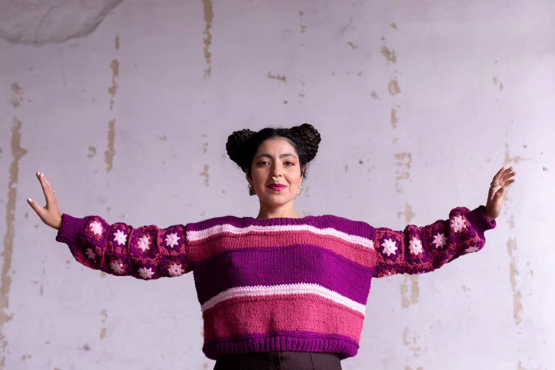 Sofía Viola - Sofía Viola nació en Lanús, sur de la provincia de Buenos Aires. Hija de un reconocido trompetista (Pollo Viola) y una bailarina, vivió su infancia en el seno de una casa musical de Remedios de Escalada y creció la junto a sus hermanos León (pianista y cantante lírico en Italia) y Víctor (electricista ferroviario, metalero e hincha de Racing). Sofía Viola