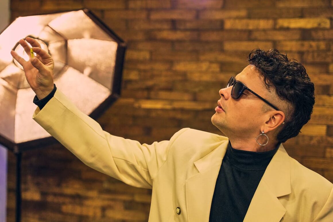 Marian: “Me siento bien experimentando como solista” - “Se destaca por momentos de alta energía, evocando el poder y la intensidad de la vieja escuela, con melodías y solos de guitarra, pero con un toque fresco y un sonido actual. La letra explora la idea del autoboicot, reflejando esos días de autodestrucción que todos enfrentamos en algún momento, pero dejando un mensaje claro: Es hora de despertar y dejar de hacerlo”, explica Marian. Marian. Foto de prensa