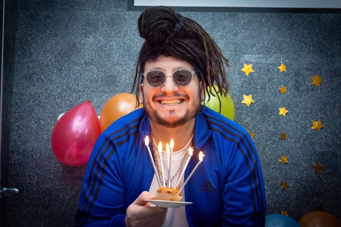 Mamafrica está "En un cumple" - Sebastián Ford, conocido artísticamente como Mamafrica, es uno de los exponentes de la nueva generación del reggae moderno en Argentina. Recientemente, presentó su primer álbum titulado En un cumple, producido por Matías “El Chavez” Méndez y masterizado por Andrés Mayo. Mamafrica. Fotos: Mariela González