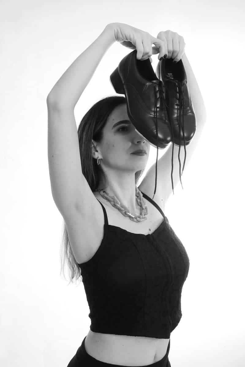 Marina Casas presenta un álbum en el que el tap se vuelve protagonista - La cantante y compositora Marina Casas lanza su segundo disco, Cicatriz activa, una obra de diez canciones en la que vuelve a explorar temas como el amor, el desamor, la salud mental, la soledad y el dolor, siempre con su sello de humor y sarcasmo característicos. Marina Casas. Foto: Lucía Vite