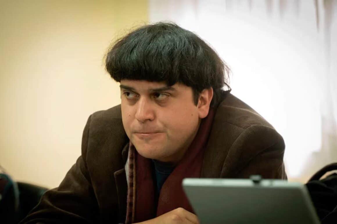 Condenaron a Miguel del Pópolo a 27 años de prisión por abuso sexual - Miguel del Pópolo, ex cantante de La Ola Que Quería Ser Chau, fue condenado a 27 años de prisión por el delito de abuso sexual. La sentencia, dictada por el Tribunal Oral en lo Criminal y Correccional Nº25, responde a las denuncias de tres mujeres, uno de los casos calificado como abuso sexual reiterado. Además, el tribunal ordenó su inmediata detención. Miguel del Pópolo